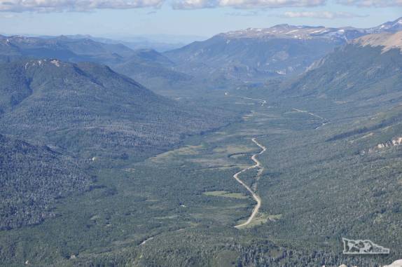 Visão da ruta de los siete lagos do cume do Cerro Falkner, no Parque Lanin, na região de San Martín de Los Andes, na Argentina